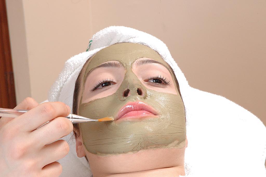 Hotel El Mouradi Gammarth Exterior foto A woman with a facial mask