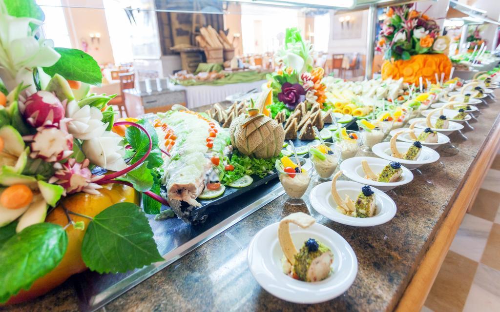 Hotel El Mouradi Gammarth Exterior foto A buffet at a hotel